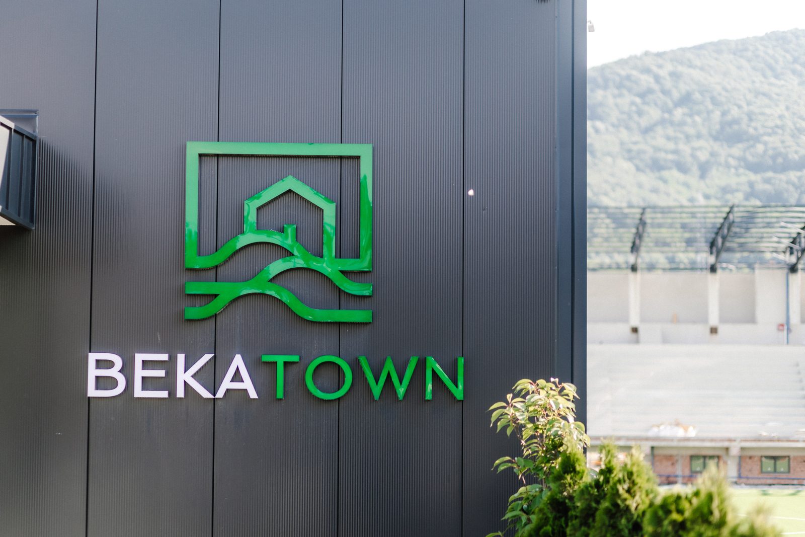 BekaTown logo na fasadi prve zgrade Fortuna