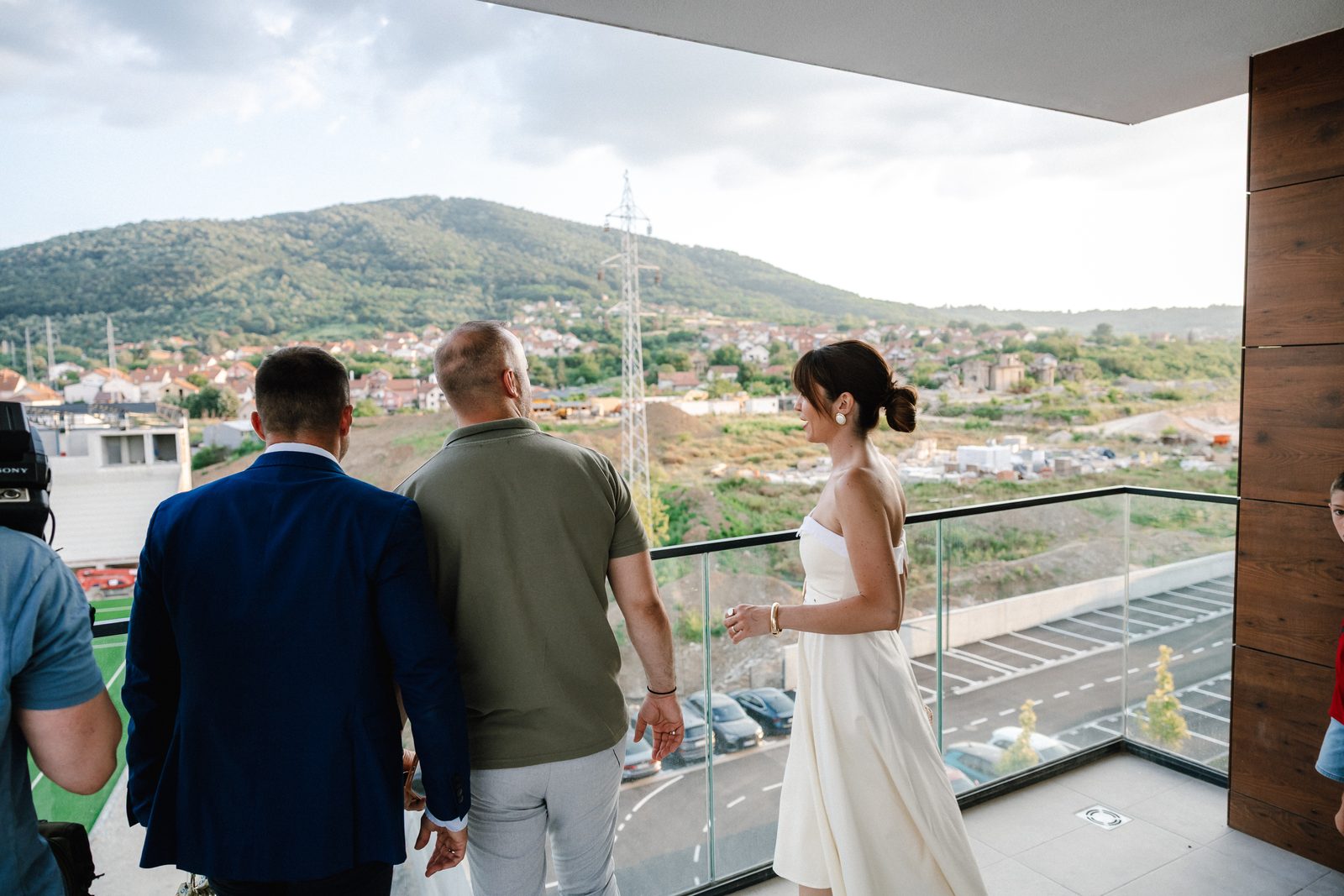 Obilazak zgrade — pogled sa terase ka naselju i Bukulji
